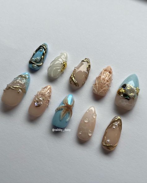 Beachy 🌊⭐️🪼 Custom order- tier 4 freestyle, £28 Details: @apresnailofficial gel-x tips, Medium almond @dndgel Gel colours @shein_gb chrome & charms @dali.artistic top coat @makartt_official nail glue #pressonnails #pressons #beachnails #nailart #nailsnailsnails #nails #shellnails #pearlnails #goldchromenails #3dnails Gold Chrome Nails, Medium Almond, Pearl Nails, Beach Nails, Nail Glue, 3d Nails, Gel Color, Dali, Glue On Nails