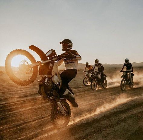 Enduro Vintage, Desert Sled, Motocross Love, Cool Dirt Bikes, Image Moto, Motorcross Bike, Stunt Bike, Bike Aesthetic, Motorcycle Photography