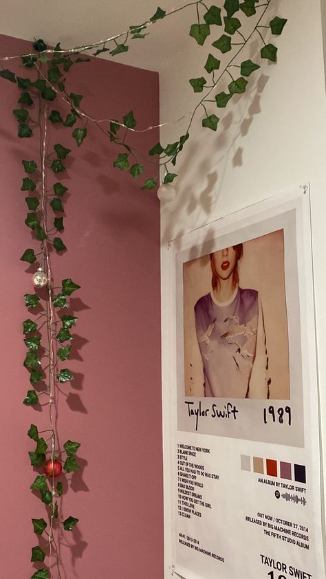 Vinyl Shelves, Taylor Swift 1989 Aesthetic, Taylor Swift Room Decor, Taylor Swift Room, 1989 Aesthetic, Taylor Aesthetic, Vinyl Shelf, Cd Aesthetic, Shelves Ideas