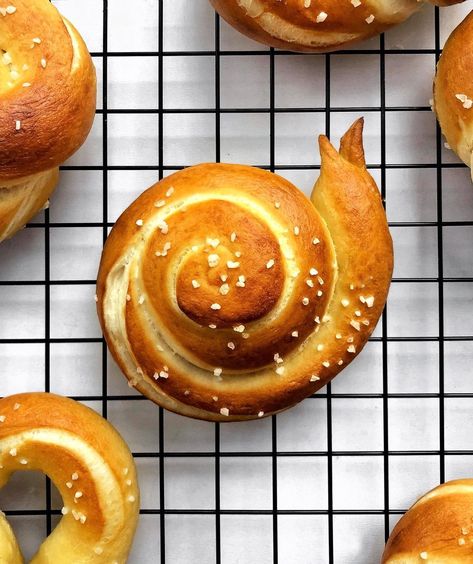 Snail Themed Food, Cat Shaped Bread, Snail Pretzels, Snail Shaped Food, Snail Croissant, Bread Shaping Ideas, Animal Bread Shapes, Cute Bread Recipe, Snail Bread