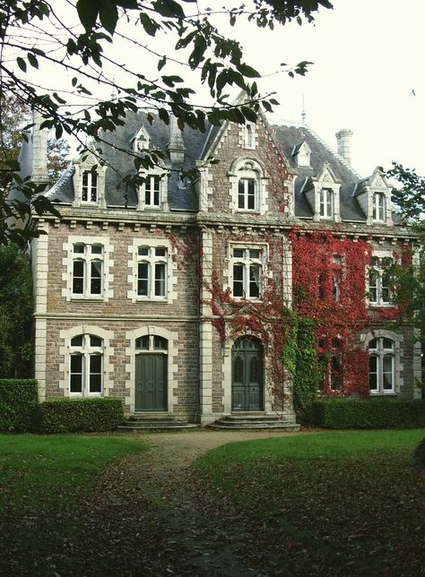 autumn home Regency Style House, Old English Manor, Old Hotel, Chateaux Interiors, Hotel Exterior, English Manor, Classic Architecture, Unique Houses, Home Building Design