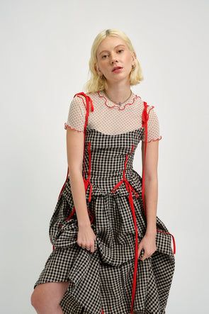 Summer has arrived and so has our Tessa dress in a luxurious linen blend gingham. This unique piece features a playful corset top with bold red velvet detailing and a back bow that allows you to adjust the fit just for you. Plus, no more awkwardly trying to find a place for your hands - this dress has pockets! - 55% Li Gingham Outfit, Outfit Grunge, Gingham Fashion, Gingham Linen, Audrey Dress, Runway Dresses, Check Dress, Red Gingham, Gingham Dress