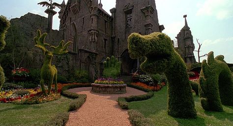 edward scissorhands. | Flickr Last Night Movie, Edward Scissorhands Movie, Edward Scissor, Best Halloween Movies, Topiary Garden, Tim Burton Films, Tim Burton Movie, Edward Scissorhands, A Castle