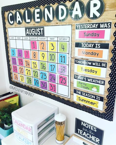 Diy Kindergarten Calendar, Calendar Elementary School, Calendar Bulletin Board Ideas Kindergarten, Kindergarten Classroom Calendar Ideas, Class Calendar Display, Second Grade Calendar Wall, Diy Class Calendar, Classroom Calander Ideas, Magnetic Calendar Classroom