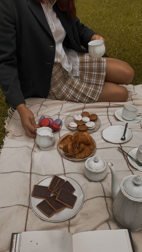 Dark academia aesthetic Dark Academia Manifestation, Picnic Dark Aesthetic, Dark Picnic Aesthetic, Dark Academia Recipes, Dark Academia Date Ideas, Dark Academia Breakfast, Dark Academia Tea Party, Birthday Dark Academia, Dark Academia Picnic