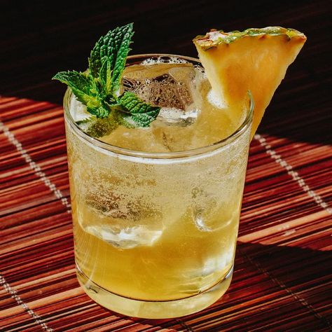 Homemade Ginger Beer, Mojito Recipes, Pineapple Mojito, Watermelon Mojito, Mojito Cocktail, Pineapple Rum, Mojito Recipe, Long Island Iced Tea, Grilled Pineapple