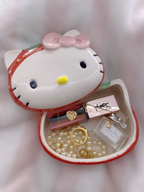 handmade hello kitty ceramic trinket box made by me Hello Kitty Out Of Clay, Hello Kitty Jewelry Holder, Hello Kitty Trinket Dish, Hello Kitty Ash Tray Clay, Sanrio Ceramic Ideas, Hello Kitty Air Dry Clay, Weird Pottery Ideas, Clay Crafts Hello Kitty, Hello Kitty Ceramic Ideas