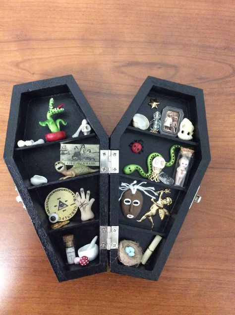 Mini Coffin Box Ideas, Voodoo Mask, Fiji Mermaid, Weekend Creative, Man Eating Plant, Diy Gothic, Palmistry Hand, House Upgrades, Recycled Jars