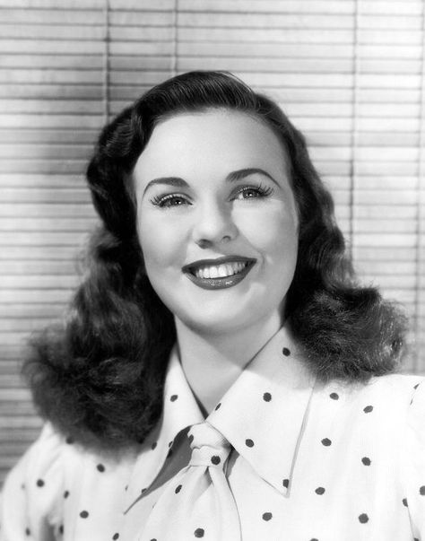 Deanna Durbin, Golden Age Of Hollywood, Amazing People, Vintage Hairstyles, Tv Stars, Classic Hollywood, Old Hollywood, American Actress, Actors & Actresses