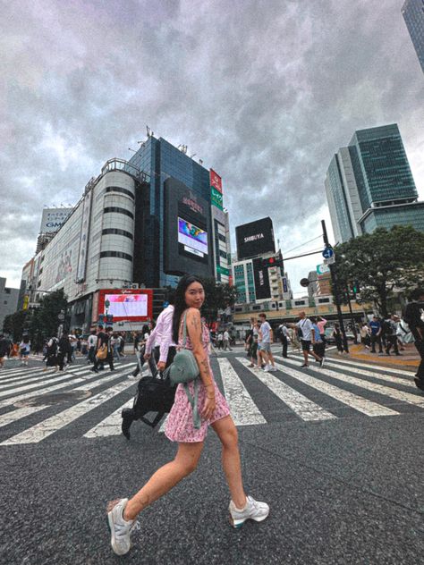 Shibuya Crossing Pose, Shibuya Sky Photo Ideas, Shibuya Crossing Photography, Shibuya Photography, Digicam Pics, Japan Summer Outfit, Shibuya Sky, Poses Travel, Japan Pics