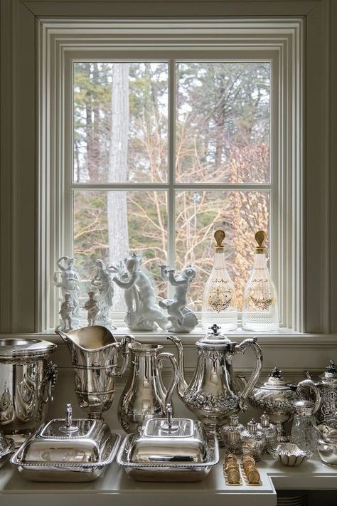 Robert Couturier hosts at his Connecticut home | House & Garden Classic French Style, American Houses, London Garden, Silver Table, Silver Items, Seating Plan, Great House, Deco Floral, House Garden