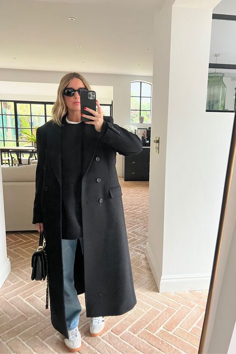 Black Maxi Coat Outfit, Black Wool Coat Outfit, Wool Coat Outfits, Wool Coat Outfit, Oversized Wool Coat, Europe Winter, Stockholm Style, Coat Outfit, Black Wool Coat