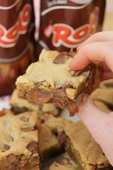 Rolo Cookies, Janes Patisserie, Averie Cooks, Tray Bake Recipes, Cookie Bar, Chocolate Chip Cookie Bars, Chocolate Bread, Bar Cookies, Cookie Bar Recipes