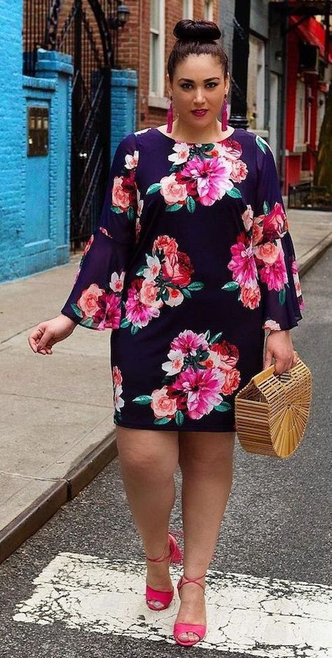 This look is so well put together it has me dripping with thirst. Dark bold floral plus size dress. Sukienki Maksi, Plus Size Summer Fashion, Gaun Fashion, Summer Work Outfits, Moda Plus, Stunning Outfits, Ideas Party, Stylish Plus, Plus Size Fashion For Women