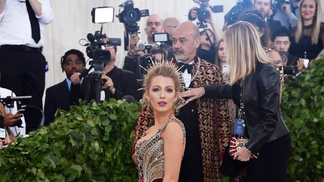 Blake Lively’s 2018 Met Gala dress was so big, she had to take a party bus to the red carpet and that didn't stop her from making an entrance. Met Gala Dresses, Gala Dress, Celebrity Style Red Carpet, Party Bus, Gala Dresses, Blake Lively, Girls Fashion Clothes, Red Carpet Fashion, The Red Carpet