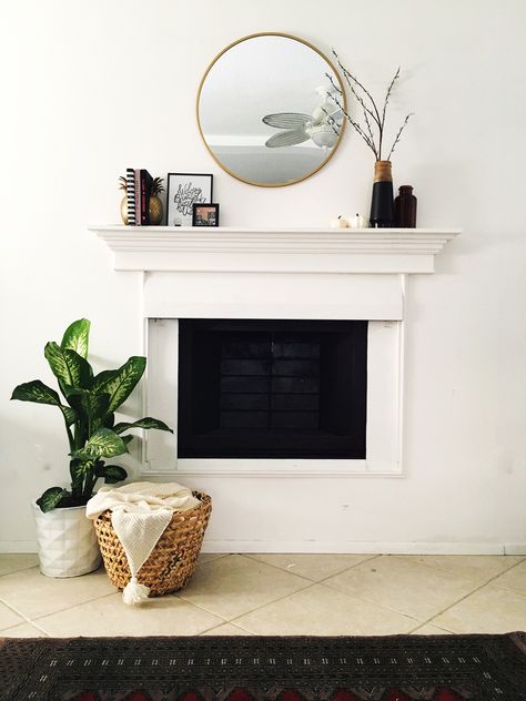 Not all the white for you!! But just to give you an idea of how to decorate the mantle. I love the idea of a round mirror. Mirrors Above Fireplace, Round Mirror Over Fireplace, Round Mirror Living Room, Mirror Over Fireplace, Mirror Above Fireplace, Mirror Fireplace, Fireplace Mirrors, Fireplace Styling, Mantel Styling