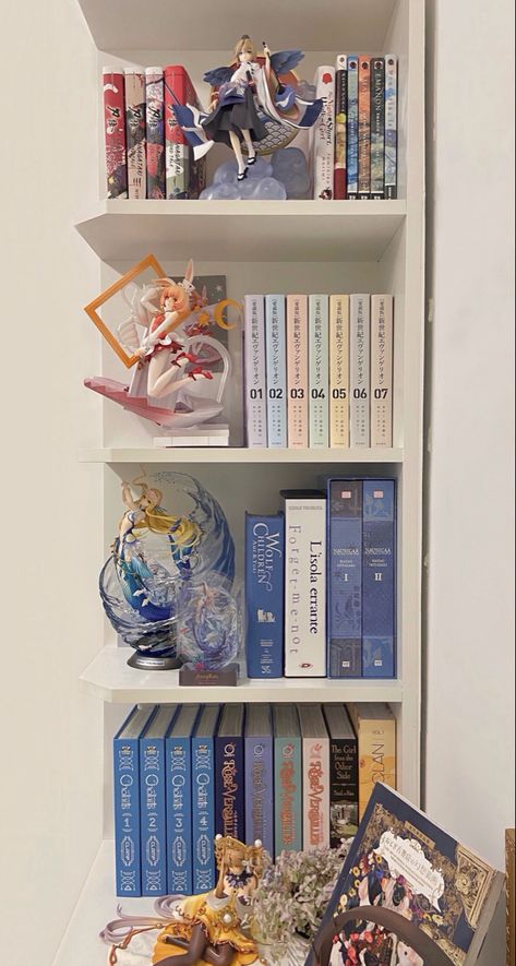 Anime Figure Wall Shelf, Anime Shelves Aesthetic, Anime Figure Organization, Anime Inspired Decor, Manga Set Up Shelf, Anime Bedroom Ideas For Small Rooms, Anime Figure Shelf Display, Manga Shelves Aesthetic, Figure Room Ideas