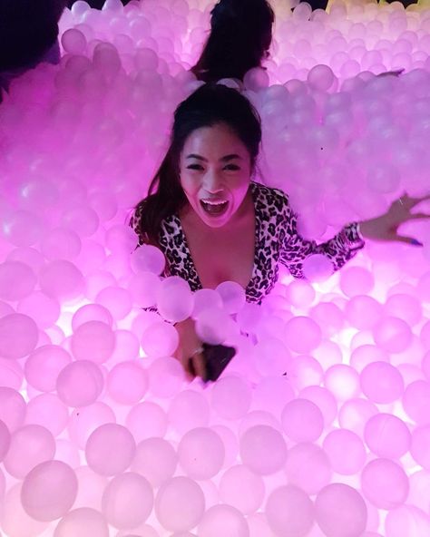 Ball Pit Photoshoot, Ball Pit For Adults, Ball Pit Party, Diy Ball Pit, Bed Lounge, Therapy Ball, Party Inflatables, Big Pools, Carnival Themed Party