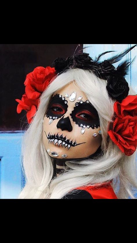 Classical red and black skull Red Skeleton Makeup, Red And Black Day Of The Dead Makeup, Orange Skull Makeup, Red And Black Sugar Skull Makeup, Sugar Skull Simple Makeup, Queen Of Hearts Makeup, Halloween Makeup Sugar Skull, Day Of The Dead Party, Dead Makeup