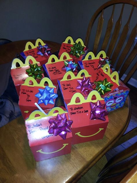 Great Christmas gift I came up with for kids. I bought McDonalds gift cards for mt neices and nephews. Placed it inside a happy meal box with other treats such as cookies and candy. The only thing missing was their meal, which is what the gift card is for!!! :-) They were happy campers! Mcdonald’s Gift Basket, Happy Birthday Teacher Gift, Mcdonalds Gift Ideas, Mcdonalds Gift Card Ideas, Fast Food Gift Card Ideas, Gifts For Neices, Handmade Gift Ideas For Boyfriend, Staff Treats, Mcdonalds Birthday Party