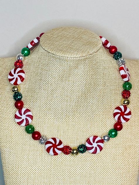 Main picture is 19 inches long  Christmas Peppermint Necklace All beads are acrylic  Beads range from 12mm - 20mm Beaded Christmas Necklace, Christmas Necklace Ideas, Christmas Jewelry Diy Bracelets, Christmas Necklace Diy, Bracelets Videos, Holiday Beaded Jewelry, Christmas Bead Necklace, Christmas Jewerly, Diy Christmas Earrings