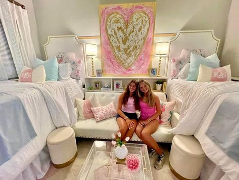 Sorority Dorm Room, Cute Dorm Ideas, Collage Dorm Room, University Room, Dorm Room Themes, Pretty Dorm Room, Pearl House, Preppy Dorm Room, College Dorm Room Inspiration