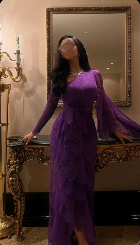 Modest Prom Dresses With Sleeves Long, Turkish Wedding Guest Outfit, Arab Wedding Guest Dress, Purple Gown Elegant, Beautiful Dresses Elegant, Evening Gowns Dresses, Guest Dress Wedding, Chic Evening Dress, Soiree Dresses