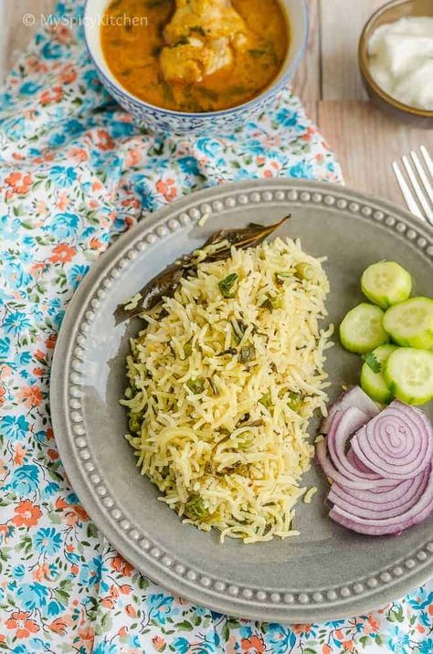 Fresh Methi Pulao is mildly flavored rice.  With green peas and fresh methi, it makes an great side dish.  Serve it with any veg or non veg curry.  #SideDish #IndianRice #MySpicyKitchen Veg Stir Fry, Rice Dishes Easy, Flavorful Rice, Indian Side Dishes, Veg Curry, Flavored Rice, Rice Varieties, Pulao Recipe, Fenugreek Leaves