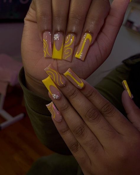 Cute Yellow Nail Designs, Medium Freestyle Nails Acrylic, Yellow Coffin Nail Ideas, Yellow Nails With Design, Yellow Design Nails, Yellow Prom Nails, Yellow Acrylic Nails Designs, Black Yellow Nails, Nails Acrylic Black Women