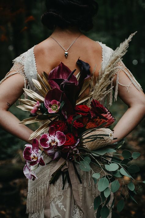 Autumn Wedding Photography, Autumnal Bouquet, Burgundy Foliage, Dress Editorial, Fall Ceremony, Old World Wedding, Halloween Wedding Ideas, Autumn Wedding Inspiration, Fall Wedding Photography