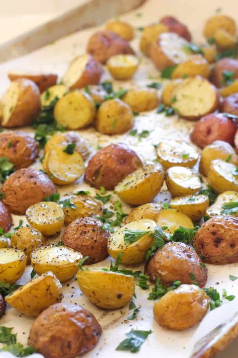 New Potatoes Roasted, Simple Baked Potatoes In Oven, Creamer Potatoes Baked, Oven Baked New Potatoes, Oven New Potatoes, Seasoned Baked Potatoes In The Oven, Roast New Potatoes, Baking Mini Potatoes In Oven, Half Potatoes In Oven