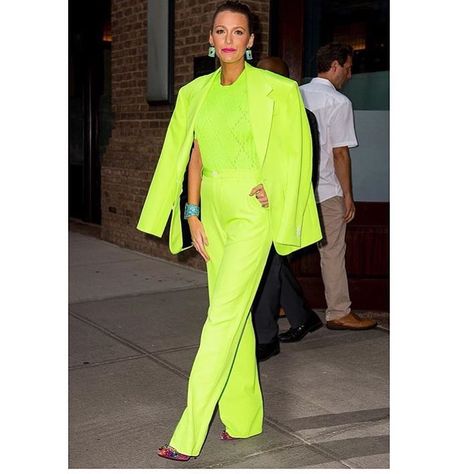 #blakelively in this Neon Green Suit made by Versace 💚… Blake Lively Style, Outerwear Trends, Red Carpet Outfits, High Fashion Looks, Green Suit, Outfit Trends, Big Fashion, Nicole Kidman, Menswear Inspired