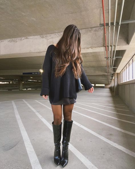 Oversized Sweater Knee High Boots, Oversized Sweatshirt With Boots, Oversize Sweater Skirt Outfit, Oversized Sweater And Boots Outfit, Sweater Dress Knee High Boots, Oversized Sweater Dress With Boots, Skirt Oversized Sweater Outfit, Chunky Tall Boots Outfit, Fall Oversized Sweater Outfits