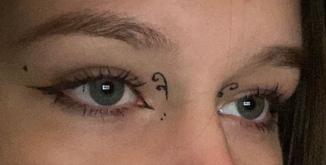 Unconventional Eyeliner, Fun Simple Eyeliner, Cute Eyeliner Designs, Unique Eyeliner Looks Hooded Eyes, Simple Eyeliner Ideas, Cute Graphic Eyeliner, Indie Eyeliner, Brown Graphic Liner, Hippie Eyeliner