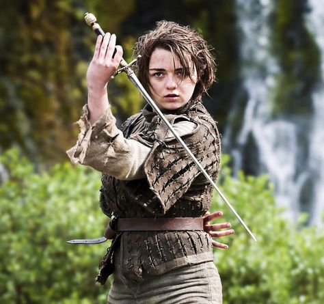 Arya Stark (actress: Maisie Williams) of TVs Game of Thrones. Game Of Thrones Arya, Eddard Stark, Game Of Thrones Tv, Got Characters, The North Remembers, Got Game Of Thrones, Fire And Blood, Cersei Lannister, Gra O Tron