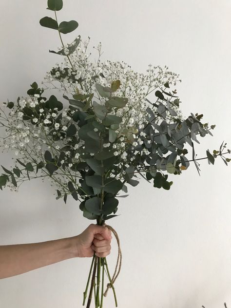 Eucalyptus Aesthetic Decor, Eucalyptus Bouquet Vase, Eculyptus Plant, Minimalistic Wedding Bouquet, Eucalyptus Arrangement Vase, Real Flower Wedding Bouquets, Wedding Vases Centerpieces, Babys Breath Aesthetic, Minimalist Wedding Bouquet