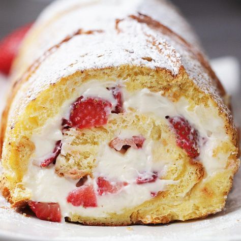 Strawberry Cheesecake French Toast Roll Recipe by Tasty French Toast Rolls Recipe, Strawberry Cheesecake French Toast, Roti Panggang, Cheesecake French Toast, Stuffed French Toast Cream Cheese, French Toast Roll Ups, French Toast Rolls, Bolo Fit, Roll Recipe