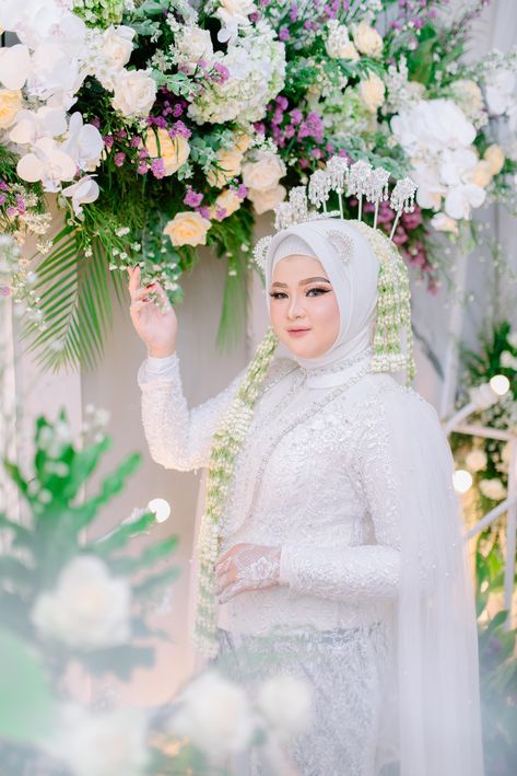 Sunda Wedding, Pose Pengantin, Moodboard Wedding, Pose Wedding, Wedding Pose, Board Wedding, Photo Wedding, Wedding Poses, Wedding Bride