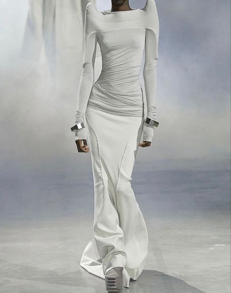 Woman In White, Archive Fashion, Futuristic Fashion, Cooler Look, Mode Inspo, Runway Collection, Mode Inspiration, Santa Monica, Rick Owens