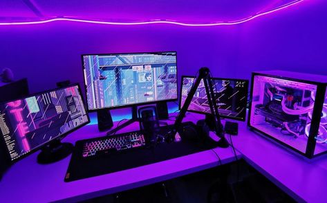 Purple gaming setup Gaming Desk Setup, Best Gaming Setup, Computer Gaming Room, Computer Desk Setup, Gamer Setup, Gamer Room Decor, Pc Gaming Setup, Video Game Room Design, Video Game Rooms