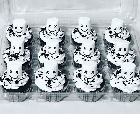 Fortnite friends get it! Liam loves the game and wanted his birthday cupcakes to be Marshmello. Chocolate cupcakes with vanilla buttercream, sprinkles, and marshmallow toppers. Thanks for the oppor… Marshmello Birthday Cakes, Marshmello Party Decoration, Fortnite Cupcakes, Fortnite Marshmello Cake, Fortnite Llama Cake, Fortnight Cake Lama, Cupcake Wars, Vanilla Buttercream, Cupcake Party