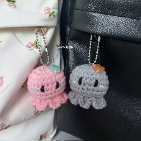 Couple Keychain Crochet Ideas, Aesthetic Crochet Keychain Ideas, Crochet For Couples, Couple Crochet Ideas, Couple Crochet Keychain, Hello Kitty Keychain Crochet, Crochet Keychain Aesthetic, Matching Crochet Keychains, Couples Crochet