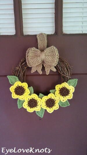 Sunflower Wreath Crochet Wreath Pattern, Crocheted Sunflower, Wreath Crochet, Diy Thanksgiving Crafts, Crochet Puff Flower, Thanksgiving Crafts Diy, Crochet Wreath, Fall Crochet Patterns, Yarn Wreath