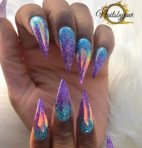 Purple Stilleto Nails, Stilleto Nails Designs Summer, Unique Acrylic Nails Creative, Aqua Nails Design Ideas, Mermaid Nails Design, Purple Mermaid Nails Design, Purple Sparkly Nails, Black And Purple Stiletto Nails, Rainbow Stiletto Nails