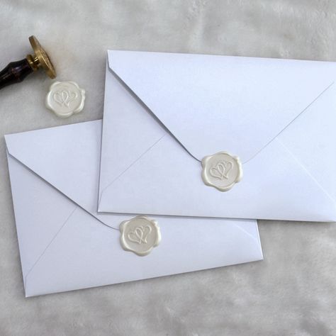 Wedding Envelope Wax Seal, Wedding Card Wax Seal, White Wedding Envelopes, Envelop Aesthetic, White Envelope Aesthetic, Guangzhou Fashion, Wax Envelope Seal, Envelope Wax Seal, Fashion Cards