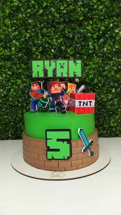 Bolo verde com marrom Minecraft Cake Ideas, Minecraft Pasta, Minecraft Cupcake Toppers, Pastel Minecraft, Bon Voyage Cake, Minecraft Cake Designs, Minecraft Cakes, Bolo Minecraft, Moana Birthday Cake