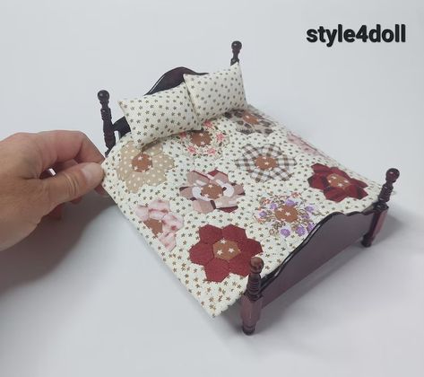 1:12 Scale Quilt and Pillows Handmade Sew Miniature Dollhouse by Style4doll - Etsy Miniature Quilts, Mini Quilt, Double Bed, Miniature Dollhouse, Dolls House, The Other Side, Collectible Dolls, Hand Sewn, Dollhouse Miniatures