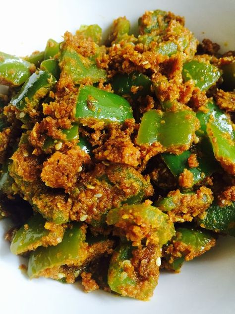 Bell Pepper Recipe, Green Chilli Pickle, Capsicum Recipes, Chilli Pickle, Indian Vegetarian Dishes, Gujarati Cuisine, Maharashtrian Recipes, Indian Veg Recipes, Pepper Recipe