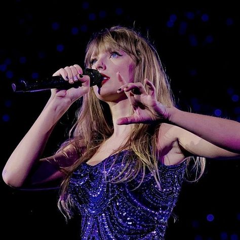 taylor swift | midnights | dark blue | icon | aesthetic | cool | background | bejeweled | music video | eras tour Taylor Swift Fotos, Music On Spotify, Swift Tour, Estilo Taylor Swift, Taylor Swift Posters, Swift Photo, Taylor Swift Concert, Swift 3, Long Live Taylor Swift