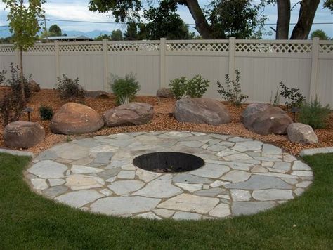 Patio Fire Pits, Flagstone Patio Design, Fire Pit Video, Fire Pit Essentials, Outside Fire Pits, Easy Fire Pit, Fire Pit Materials, Patio Steps, Fire Pit Landscaping